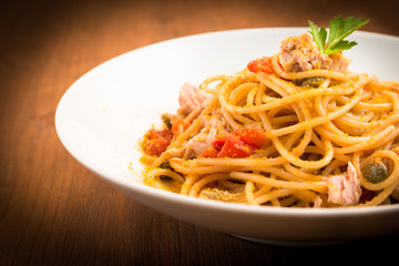 Spaghetti con tonno, bottarga, pomodoro e capperi, Cucina Mediterranea 