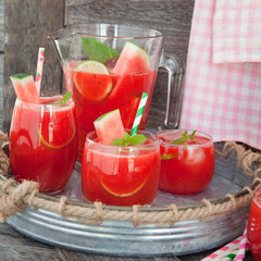 Fruchtiger Cocktail mit Wassermelone