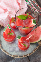 Fruchtiger Cocktail mit Wassermelone