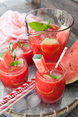 Fruchtiger Cocktail mit Wassermelone
