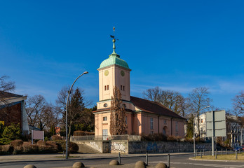 Fototapeta premium Im Stil des friederizianischen Barock: Dorfkirche Berlin-Schöneberg. Der Neubau aus dem 18. Jahrhundert ersetzt eine frühere Feldsteinkirche