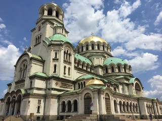 Fototapeta premium Affascinante cattedrale russa con cielo blu in secondo piano.