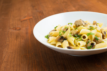 Piatto di penne ai funghi, prezzemolo e formaggio 