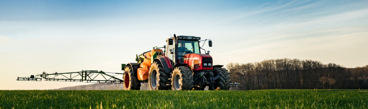 Landwirt spritzt gegen Unkraut, Banner