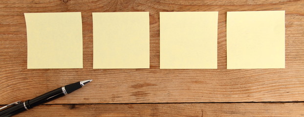 Zettel auf einem Tisch Panorama