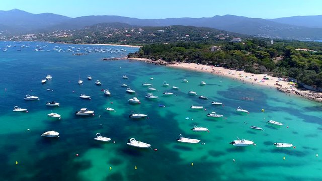 Bateaux sur eau transparente turquoise en Corse