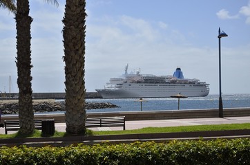Fototapeta premium Kreuzfahrtschiff im Hafen, San Sebastian, Gomera