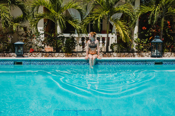 Junge Frau im Pool in der Karibik