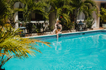 Junge Frau im Pool in der Karibik