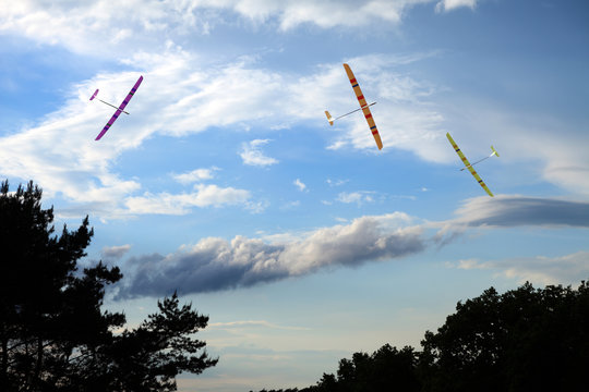 Trzy modele szybowców zdalnie sterowanych na tle błękitnego nieba.