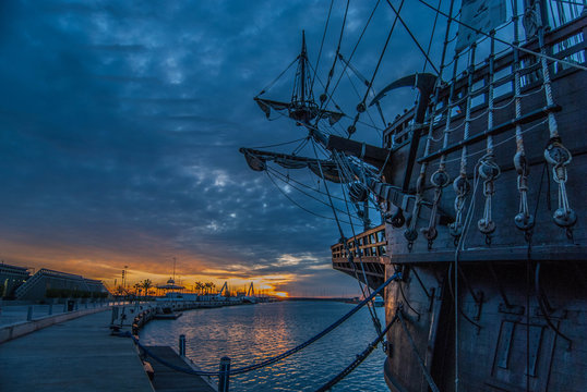Gale&oacute;n en el puerto