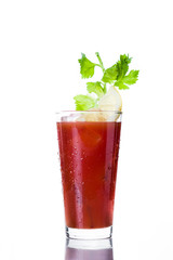Bloody Mary-Cocktail im Glas auf weißem Hintergrund.