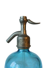 siphon en gros plan, d'une bouteille d'eau de Seltz ancienne bleue, détourée