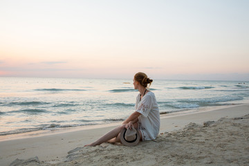Fototapeta na wymiar Eine junge Frau spaziert am Strand in der Karibik