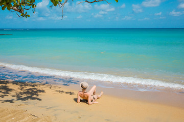 Eine junge Frau macht Urlaub in der Karibik auf der Jamaika
