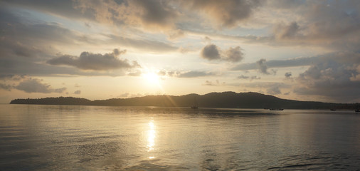 Obraz premium sunrise over tropical island