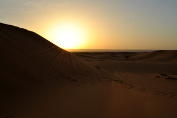 Fototapeta na wymiar Dunas del Sahara, Marruecos, atardecer