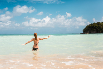 Fototapeta na wymiar Eine junge Frau schwimmt in der Karibik auf der Jamaika 
