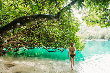 Eine junge Frau in Blue lagoon auf Jamaika