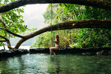 Eine junge Frau in Blue lagoon auf Jamaika