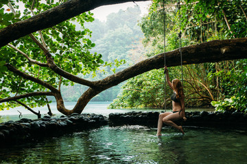 Fototapeta na wymiar Eine junge Frau in Blue lagoon auf Jamaika