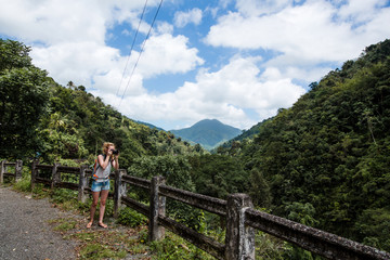 Fototapeta na wymiar Junge Frau wandert in den Blue mountains in der Karibik auf Jamaika