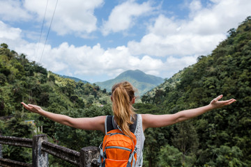 Junge Frau wandert in den Blue mountains in der Karibik auf Jamaika