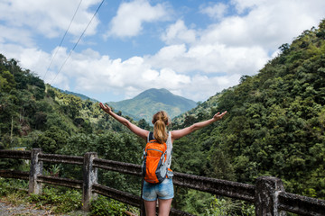 Fototapeta na wymiar Junge Frau wandert in den Blue mountains in der Karibik auf Jamaika