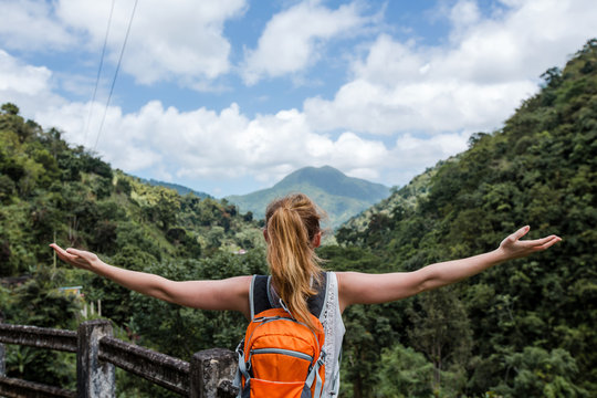 Junge Frau wandert in den Blue mountains in der Karibik auf Jamaika