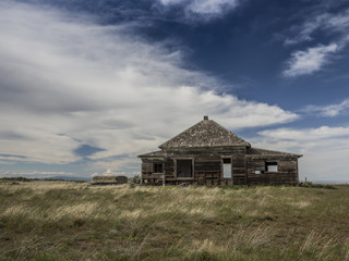 Fototapeta na wymiar Old homestead in the grasslands of northern Oregon