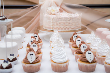 Obraz na płótnie Canvas wedding candy bar cap cakes white brown.