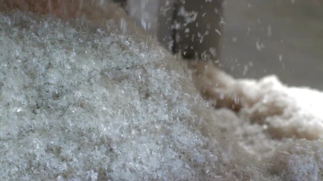 Plastic particles for recycling in a machine in a recycling facility