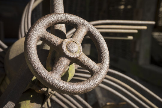 Handrad einer historischen Landmaschine