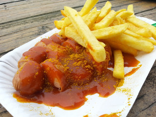 Currywurst mit Pommes