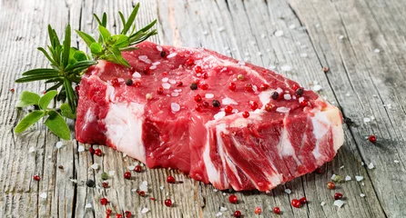 Rolgordijnen Vlees Rauwe Entrecote Biefstuk Met Rozemarijnpeper Op Houten Tafel