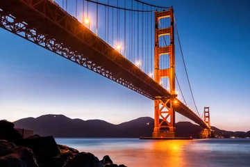 Foto op Plexiglas Golden Gate Bridge Uitzicht vanaf onder de Golden Gate Bridge in San Francisco in de schemering