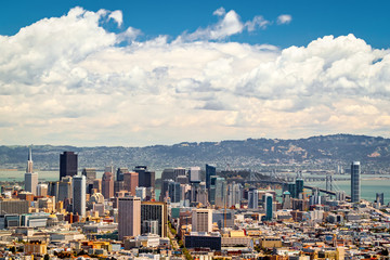 Fototapeta premium Widok z lotu ptaka na panoramę San Francisco, widziany z parku Twin Peaks.