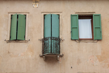 Fototapeta na wymiar Fassade in Melcesine, Gardasee, Italien