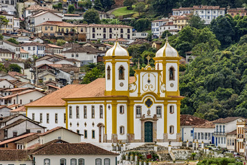Obraz premium Old church between the houses and streets of the city of Ouro preto in Minas Gerais