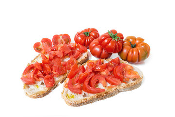 Bread oil and tomato. Appetizing very fresh food typical of the Mediterranean diet, seasoned with the addition of salt and pepper.