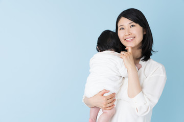 赤ちゃんとお母さん　ブルーバック
