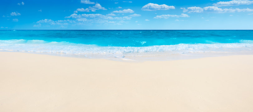 Fototapeta Letnia plaża i morze szeroka do pokoju
