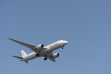 Fototapeta na wymiar 青空の中を飛ぶ飛行機