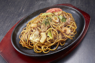 やきそば　Yakisoba (stir-fried soba noodles)