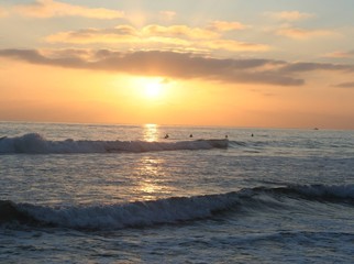 Surfing ar sunset
