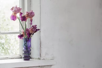 Papier Peint photo Lavable Iris iris dans un vase sur le rebord de la fenêtre