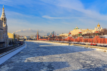Obraz premium Frozen Moskva river on the background of Moscow Kremlin on a sunny winter morning