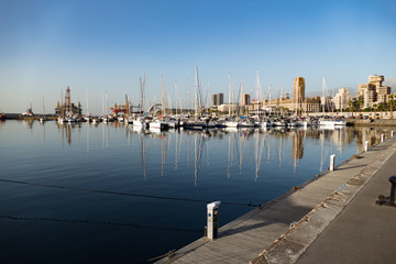 Fototapeta premium Segelboothafen unter blauem Himmel auf der kanarischen Insel Teneriffa