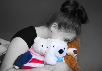Młoda dziewczyna z pluszowymi zabawkami  © Patrycja