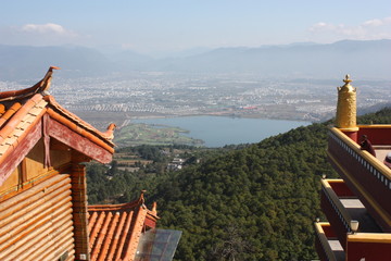 Fototapeta na wymiar temple bouddhiste chine yunnan avec lac
